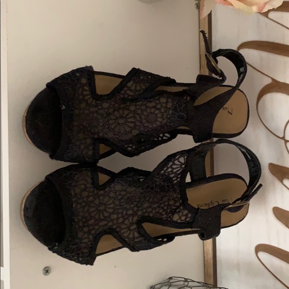 Black wedges